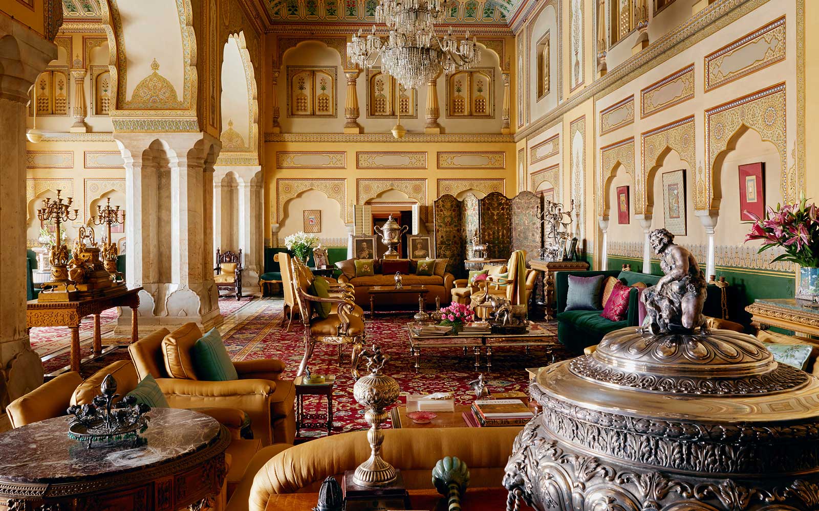 Hậu duệ hoàng gia cho thuê cung điện trên Airbnb
